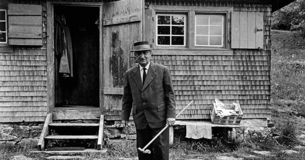 Martin Heidegger frente a su cabaña en la Selva Negra, Alemania